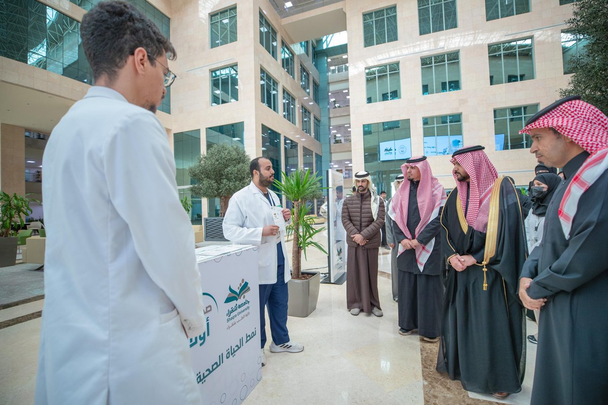 أقامت #جامعة_شقراء ممثلة بكلية الطب بشقراء بالتعاون مع عمادة شؤون الطلاب، حملة توعوية بعنوان "صحتك أولًا"، والتي تهدف لنشر الوعي وتعزيز ثقافة المجتمع حول الأمراض المزمنة، ونمط الحياة الصحية لمختلف الفئات، بحضور وكيل الجامعة للدراسات العليا والبحث العلمي.