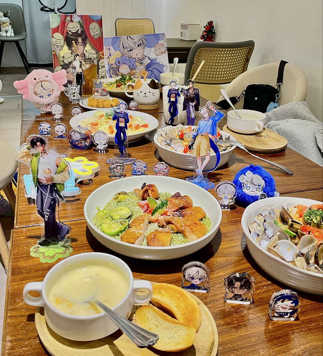nana_xwx's tweet photo. 朧少跟你說其實14本來有排好假了👉🏻👈🏻
但同事排假有誤人手不足被老闆水汪汪問能不能🥺
雖然沒能與你見面,但我見到馬卡朧們了 (*ฅ́ᗜ ฅ̀*)哈
時間剛好可以提早一起聚餐︎✌🏻
沐浴球推薦的貓咪餐廳好吃😍濃湯超好喝
後來散步去搭車剛好經過六合夜市
就帶著你們逛夜市了w
#FFKOBORO #朧愛甲蝦米 #宵dating https://t.co/ryzStGFFUz