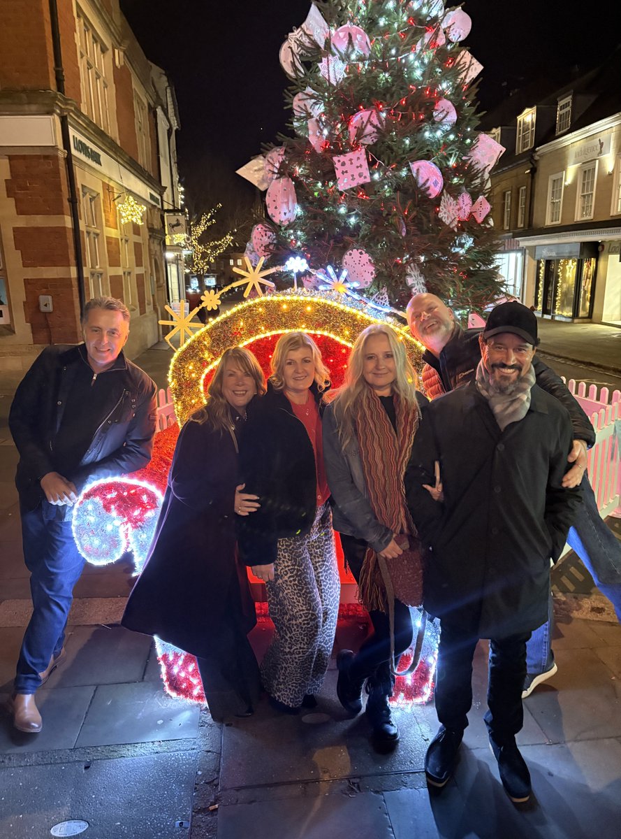 ❤️✨ Paula Wicks and friends sent us this fab group snap on our big Christmas Chair!
Our first group picture shared with us - we’d love to see more! The sparkly chair can be found on the High Street.
📧📸 Send any snaps to: comms@daventrytowncouncil.gov.uk