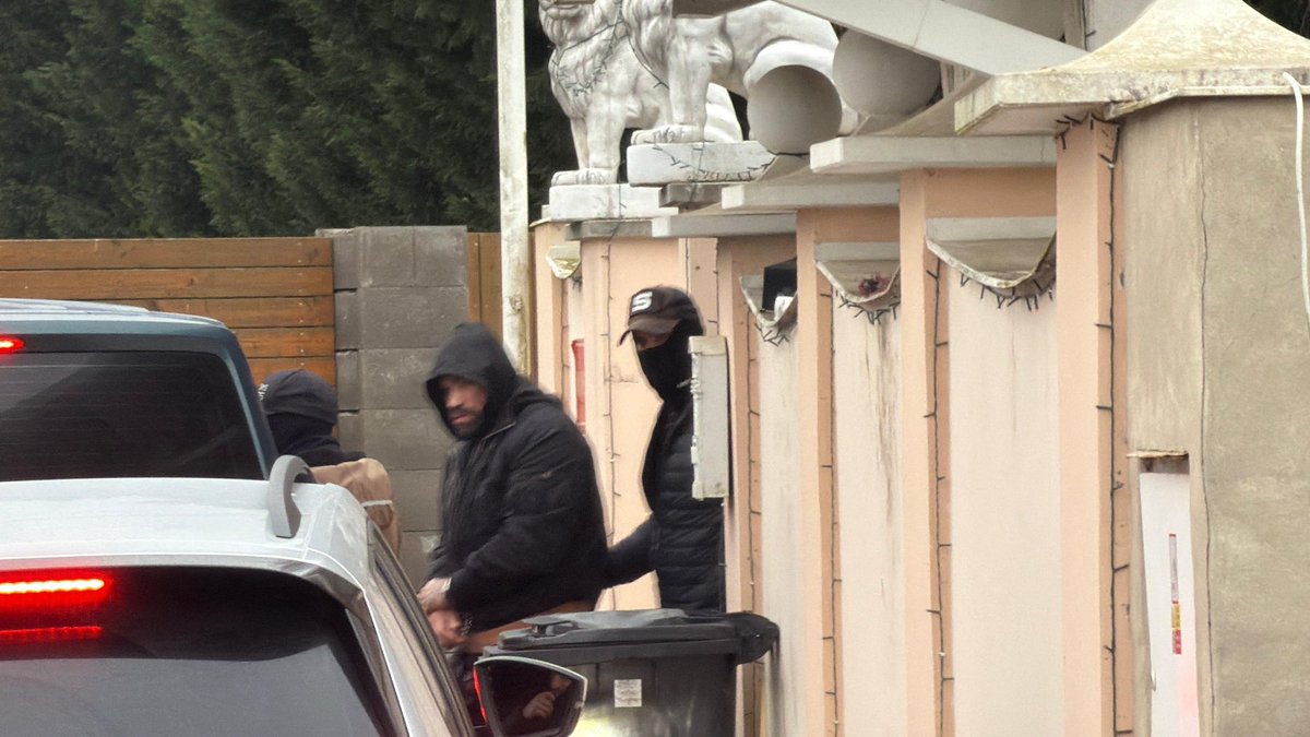 Vémola v poutech. Foto: Aktu.cz