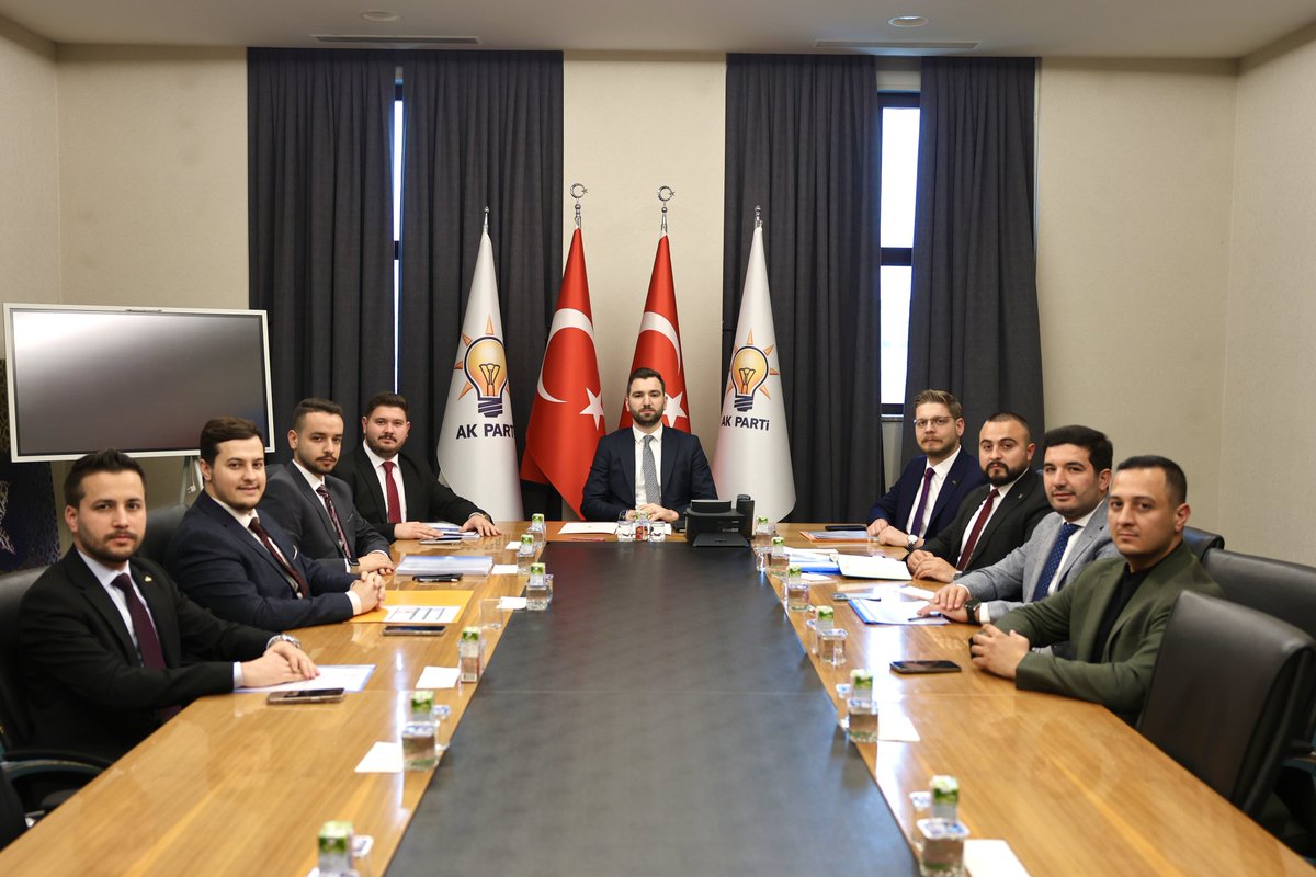 Akdeniz Bölgesi İl Gençlik Kolları Başkanlarımızla bir araya gelerek 2025 yılı çalışmalarımızı tüm yönleriyle değerlendirdik. 

Şehirlerimizin her sokağında yankılanan Ak Gençlik sesini, 2026’da çok daha gür bir şekilde duyurmaya kararlıyız.