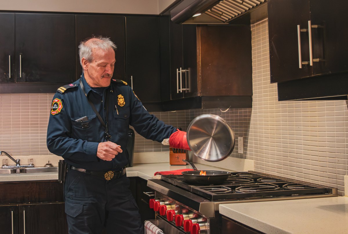 cityoforillia's tweet photo. 🍳 Holiday fire safety starts with SAFE COOKING. 

✔️   Stay in the kitchen when cooking.
✔️   Keep anything that can burn away from the stove.
✔️   Always have a lid nearby to put out a pot fire.
✔️   Remind kids about kitchen safety. https://t.co/85HLKT3RK3
