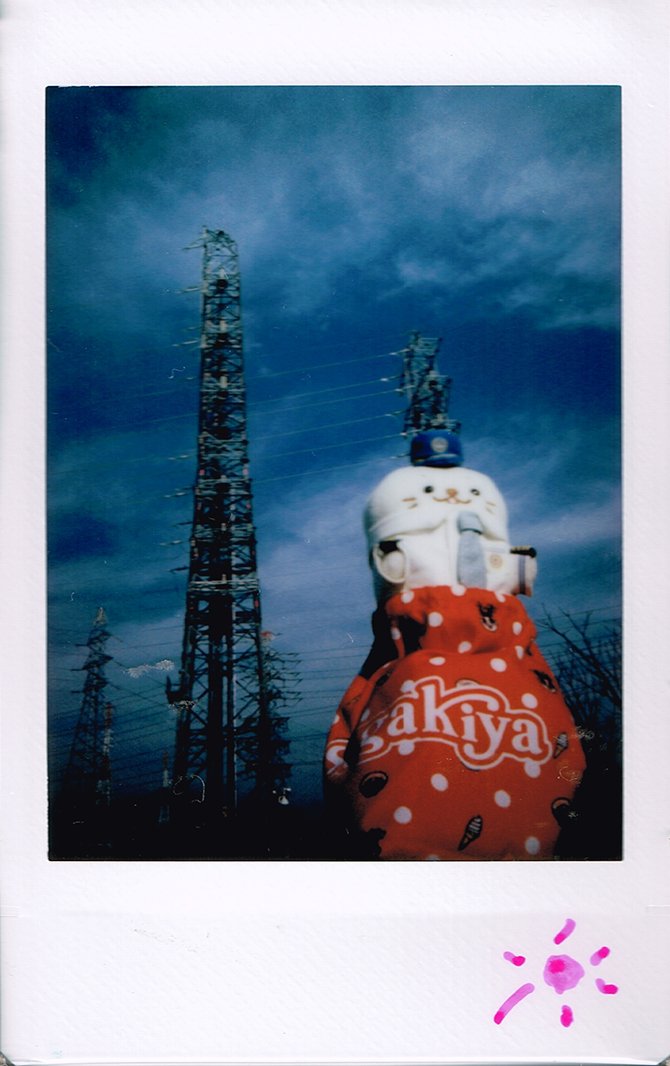 junz0808's tweet photo. 最近、原点回帰?先祖返り?
で、アナログの #チェキ カメラにハマっていろいろ実験中!
快晴屋外に弱いのも(1枚目)
フィルターを取り付けてこの通り(2枚目)
フィルムの特性からか、カメラが思う適正露出よりも2段位マイナス補正すると良い感じになるみたい…
#instax #mini8 https://t.co/d4y6FGVCc0