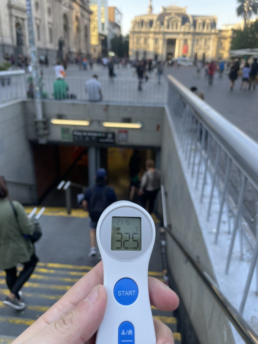 Las tiendas en el interior de las estaciones lanzan el aire caliente hacia la estación, directa a los pasajeros

Por ejemplo en Estación Plaza de Armas una panadería lanza aire a 36.7 °C a los pasajeros 

Si Metro va a poner tiendas, debe considerar ductos de ventilación vertical