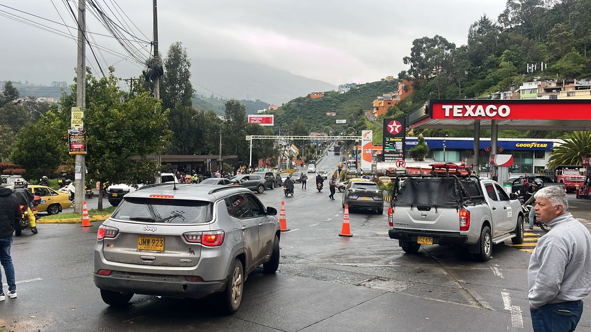 NoticiasRCN's tweet photo. #SucedeAhora 🚨 Cerrada totalmente de forma preventiva la vía Pasto–Chachagüí tras reportes de ráfagas de disparos escuchadas desde la mañana en el sector de Daza, sobre la doble calzada. https://t.co/qrdSckQ0CO