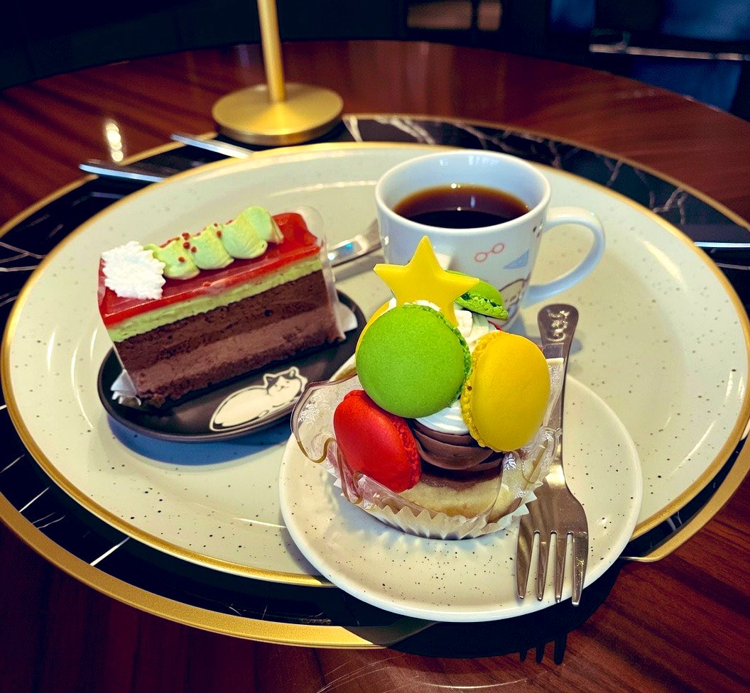 soyoko_clock's tweet photo. 今日はお友達とクリスマスぱーりーでした☺️楽じがっだッッ大人といっぱい喋って笑った！美味しいもの食べた！🎁ももらった😭凄くクリスマスで幸せでした_( :⁍ 」 )_ 明日からまた頑張れる🎄(※ケーキの横に私のクソ汚い食べかけのチキンが写っていた為削除してAIさんに素敵なテーブルに乗せてもろた) https://t.co/JY2NSg7Ufs
