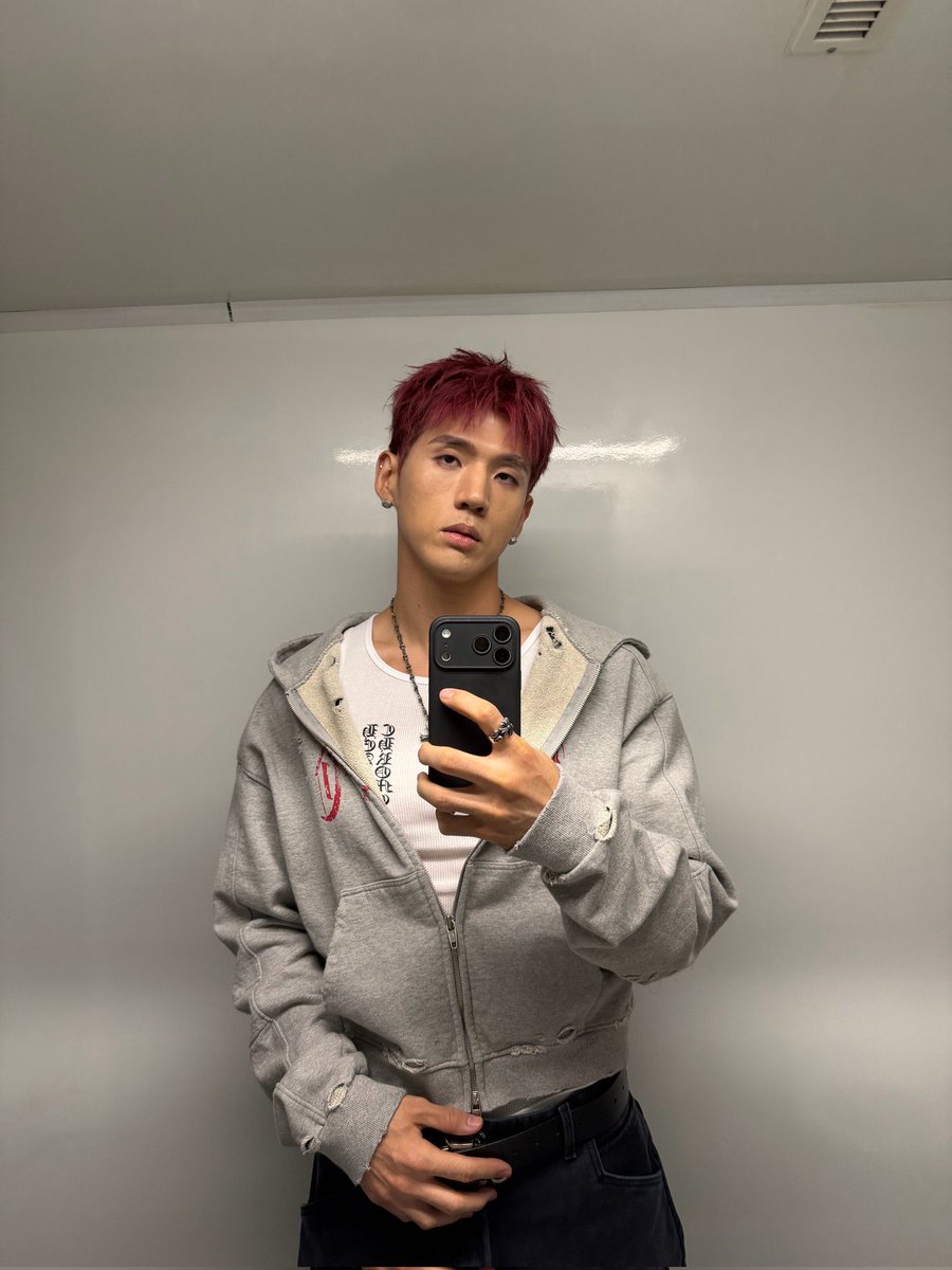 KDMBrasil's tweet image. 🫧 13.12.25 - BM atualizou o bolha. 

- Compartilhando algumas fotos! (risos) Hiddens! Vocês estão bem, não é?
- (Risos) O arranhão parece legal, né?! Recomendado pelo nosso maquiador.

Não fiquem chateados, vou fazer melhor (risos)