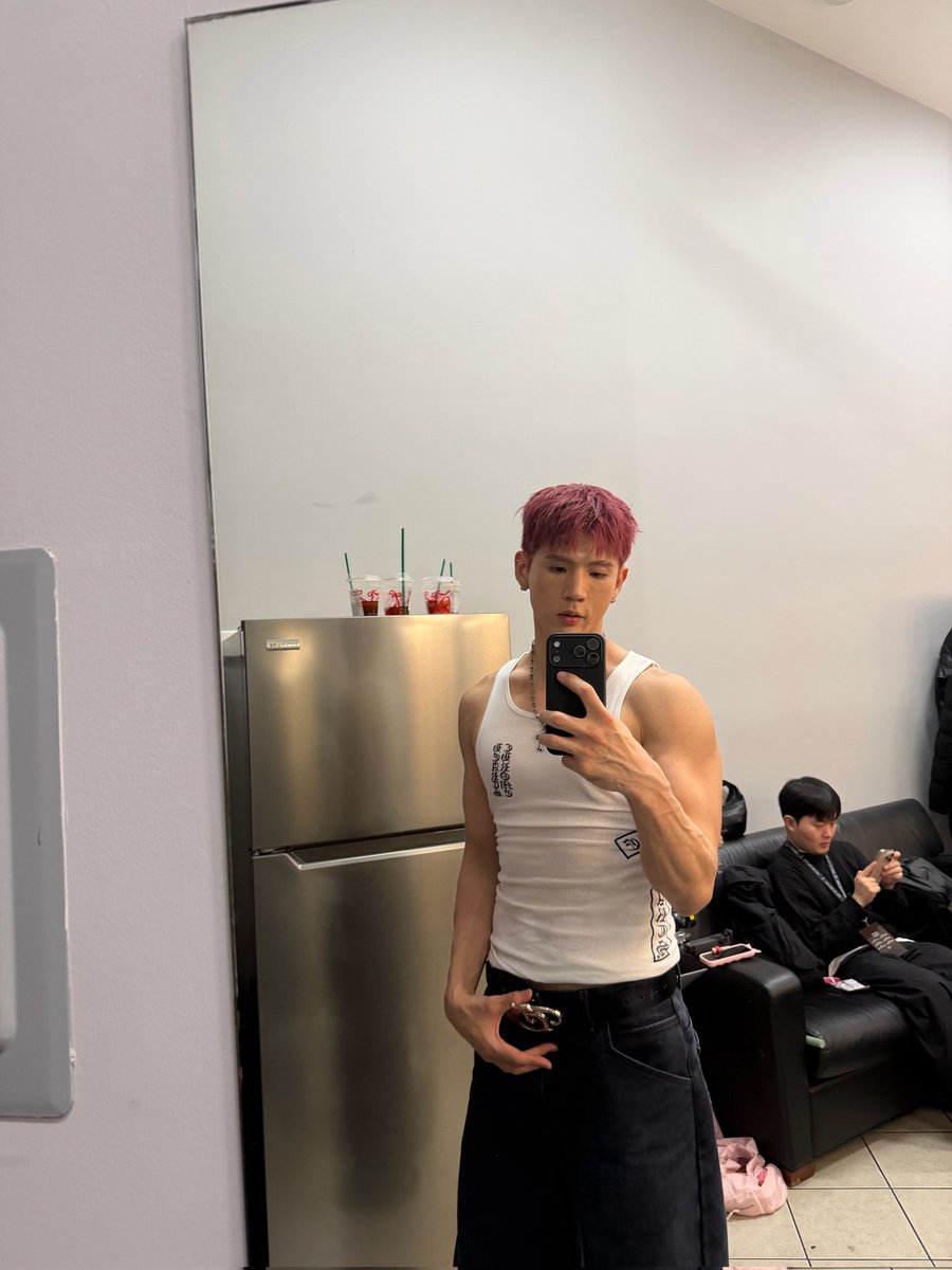 KDMBrasil's tweet image. 🫧 13.12.25 - BM atualizou o bolha. 

- Compartilhando algumas fotos! (risos) Hiddens! Vocês estão bem, não é?
- (Risos) O arranhão parece legal, né?! Recomendado pelo nosso maquiador.

Não fiquem chateados, vou fazer melhor (risos)