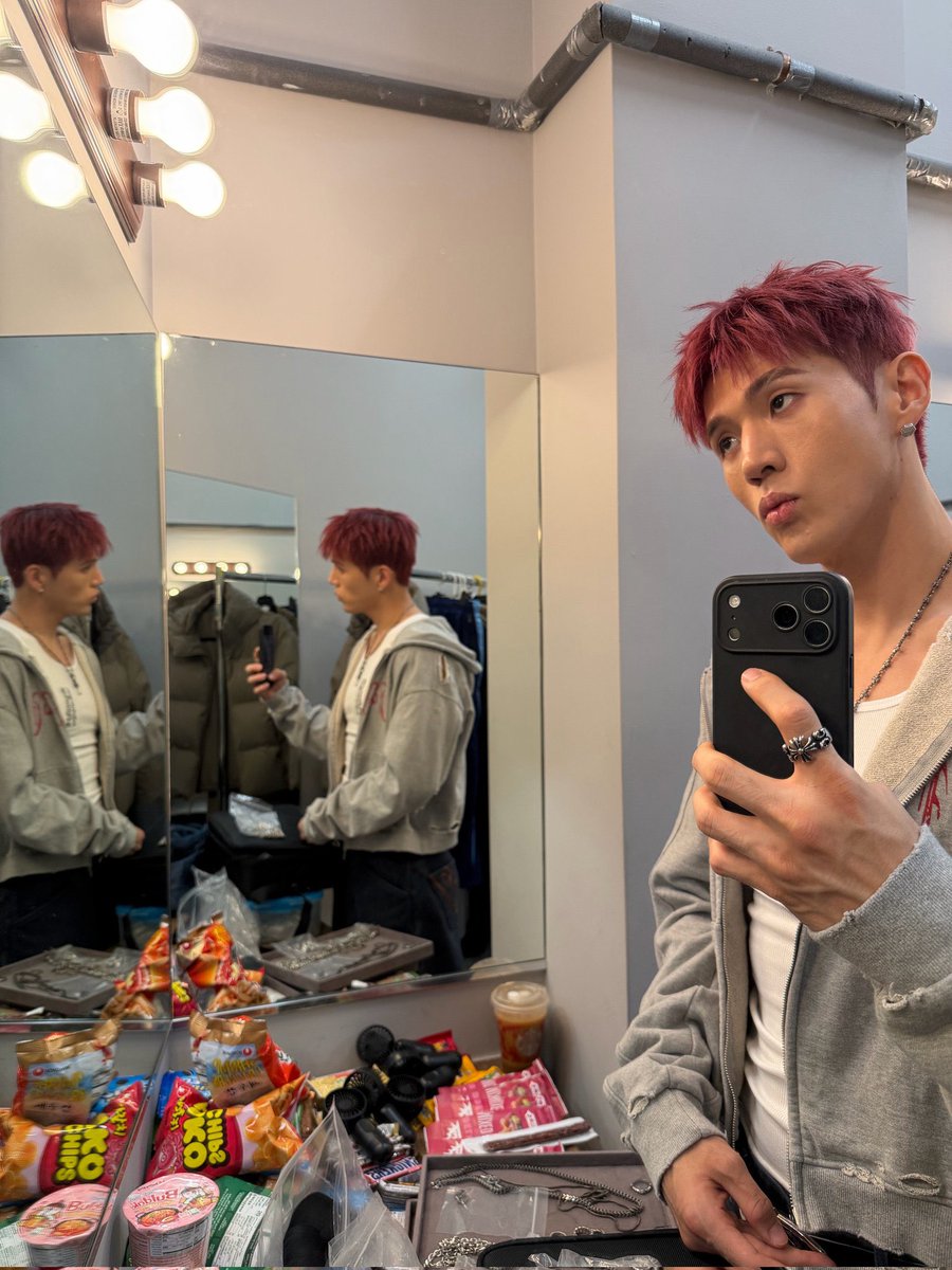 KDMBrasil's tweet image. 🫧 13.12.25 - BM atualizou o bolha. 

- Compartilhando algumas fotos! (risos) Hiddens! Vocês estão bem, não é?
- (Risos) O arranhão parece legal, né?! Recomendado pelo nosso maquiador.

Não fiquem chateados, vou fazer melhor (risos)