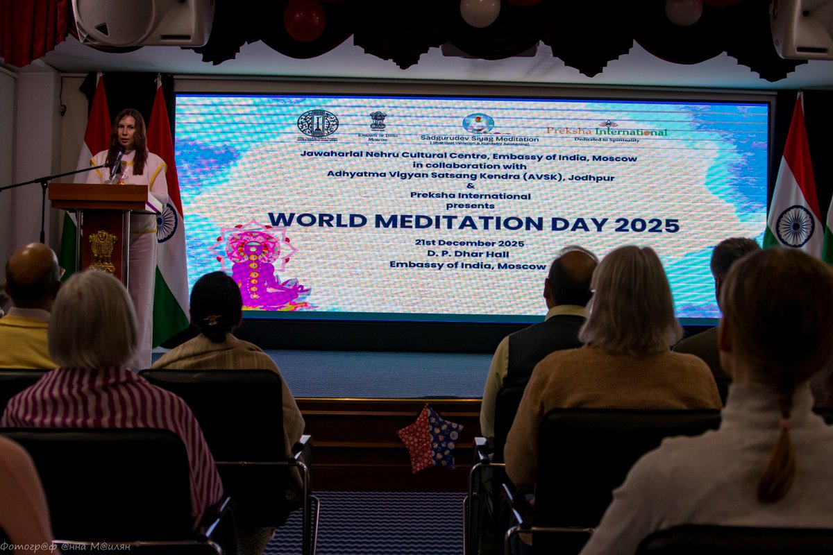 SumanSi02188892's tweet photo. 🌍 विश्व ध्यान दिवस 2025 | मॉस्को, रूस 🇷🇺
#WorldMeditationDayWithGSSY

🍀🧘‍♀️🍀विश्व ध्यान दिवस 2025 के पावन अवसर पर अध्यात्म विज्ञान सत्संग केन्द्र, जोधपुर द्वारा डी. पी. धर हॉल, भारतीय दूतावास में गुरुदेव सियाग सिद्धयोग ध्यान सत्र का सफलतापूर्वक आयोजन किया गया।🍀🧘‍♀️🍀

🍀🧘‍♀️🍀यह ध्यान सत्र अत्यंत गरिमा एवं गहन आध्यात्मिक भाव के साथ एक नवदीक्षित शिष्य द्वारा संपन्न कराया गया, जिन्हें मात्र 10 दिन पूर्व दीक्षा प्राप्त हुई थी और कार्यक्रम हेतु हमारी टीम द्वारा ऑनलाइन प्रशिक्षण दिया गया था। गंभीर वायरल बुखार से पीड़ित होने के बावजूद वे साहसपूर्वक कार्यक्रम स्थल तक पहुँचे। मंच पर संबोधन के लिए जैसे ही वे खड़े हुए, उन्हें दिव्य ऊर्जा का प्रबल प्रवाह अनुभव हुआ। उन्होंने अत्यंत प्रेरणादायक एवं प्रभावशाली प्रस्तुति दी तथा ध्यान विधि को सरल और सुंदर रूप में समझाया।🍀🧘‍♀️🍀

🧘‍♀️☀️🧘‍♀️इस सत्र में लगभग 60–70 साधकों ने भाग लिया। कार्यक्रम के पश्चात अनेक प्रतिभागी उनके पास एकत्र हुए और अपने गहन अनुभव साझा किए। उन्होंने विनम्रता से कहा कि उन्होंने स्वयं कुछ भी नहीं किया—सब कुछ पूज्य गुरुदेव श्री रामलाल जी सियाग की दिव्य कृपा से ही संपन्न हुआ।🧘‍♀️☀️🧘‍♀️

🍀🧘‍♀️🍀सभी प्रतिभागियों ने गहन ध्यान, आंतरिक शांति एवं आध्यात्मिक उत्थान का अनुभव किया, जिससे यह सत्र सभी के लिए अत्यंत प्रेरक और जीवन परिवर्तक सिद्ध हुआ।🍀🧘‍♀️🍀

✨ वैश्विक सद्भाव, आंतरिक शांति एवं आध्यात्मिक जागरण की दिशा में एक हृदयस्पर्शी कदम ।✨️

🙏जय गुरुदेव 🙏