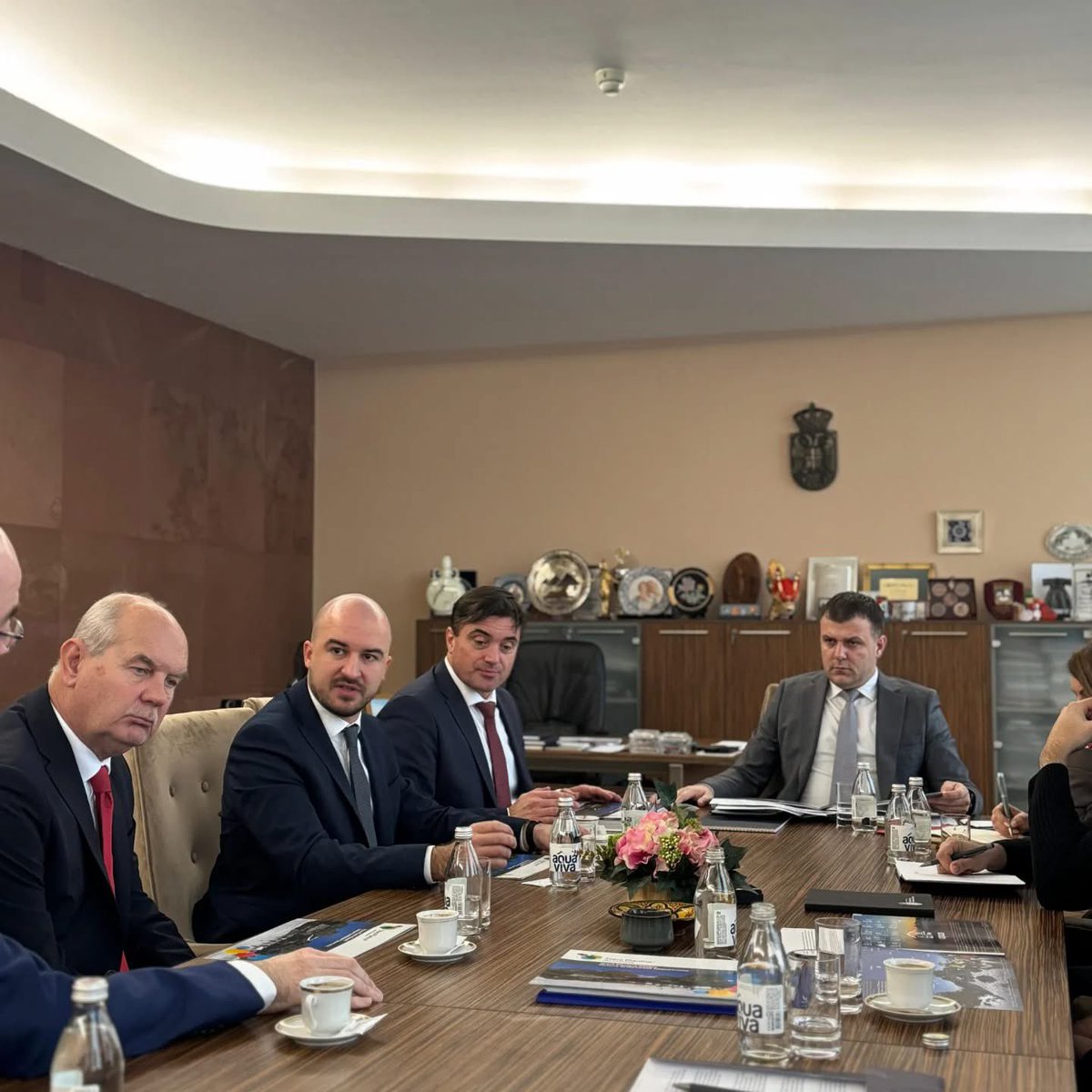 IgorRattaj's tweet photo. TMR rokuje v Srbsku o spolupráci s najväčším prevádzkovateľom horských stredísk. 🚠🇷🇸
Súčasťou rokovaní je aj plánovaný vstup TMR do spoločnosti Skijalista Srbije. Výsledkom návštevy v rámci oficiálnej delegácie prezidenta SR je vznik spoločnej pracovnej skupiny pre rozvoj cestovného ruchu.