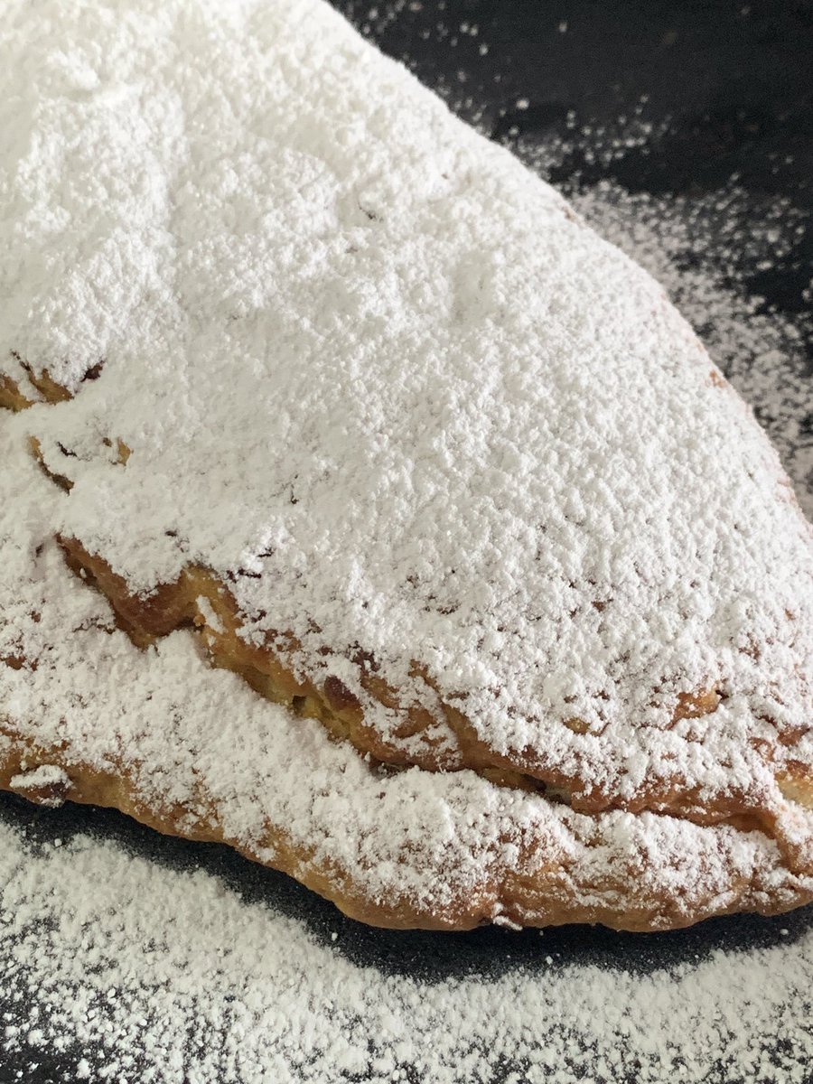 Ya sé por que estoy tan feliz: este año NO hice pan dulce! 20 años Ininterrumpidos 😅🥴
En su lugar hice stollen. La máquina está a full.
Pueden pedirlos para el 31. Es más, lo recomiendo, es espectacular. 😃
Si dan RT llenamos una máquina más. 
Gracias por el apoyo!