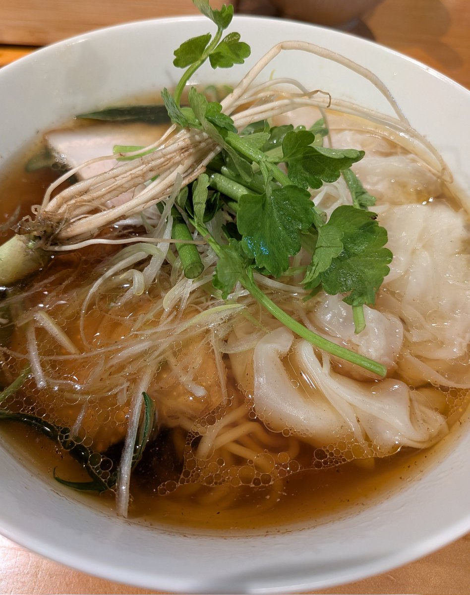 五反田「町中華 さしろく」
鶏醤油ラーメン(ワンタントッピング、せりはサービス)、エビとアボカドのゴルゴン春巻き！
かなり上質な町中華という感じ。行く行くと言いながら…やっと初訪問！久しぶりの山西さんのラーメンメチャクチャ美味かった！
#五反田グルメ
#町中華さしろく