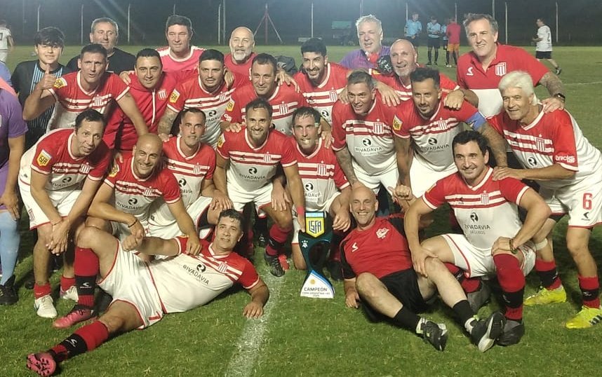 luchoneder's tweet photo. #EDLP 🇦🇹 CAMPEONES 🏆⭐

El Senior +45 se consagró campeón de la Copa Argentina, tras derrotar en la final a Independiente por 2 a 1, como visitante en Wilde. 

Basta Estudiantes, basta de salir campeón❤🇦🇹 https://t.co/KcSBBsOGob