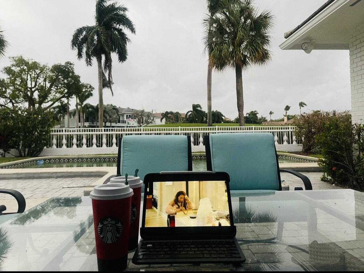 #Starbucks #RHOP  @ pool on golf course #BocaRaton #RoyalPalm 🤍 
Sun is shining now ✌️ 
 And then Wendy’s mom arrives 😳 Yikes 😳