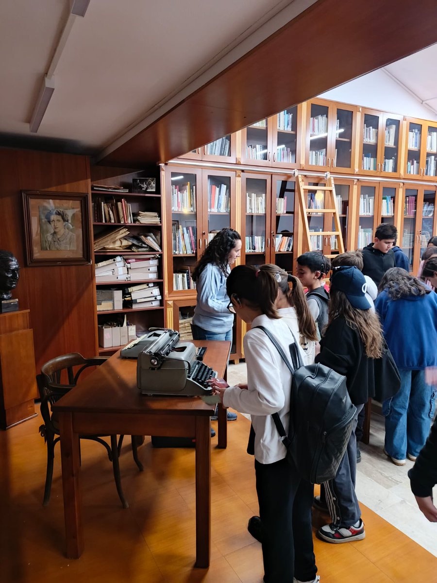 Anadolu Üniversitesi Kütüphanesi olarak İÇEM Ortaokulu öğrenci grubunu kütüphanemizde ağırladık.
Kütüphane gezisi ile öğrencilerimizi bilgi kaynakları ve kütüphane kültürüyle buluşturduk.