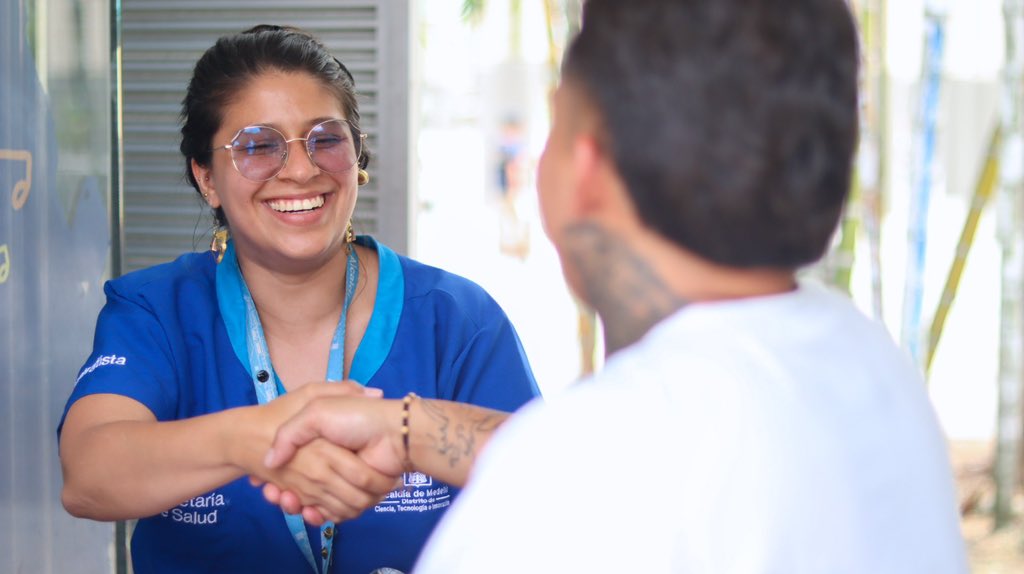 Los Escuchaderos se consolidan como una estrategia fundamental para el cuidado de la salud mental en Medellín.
Más de 22.800 atenciones individuales en 2025 demuestran que escuchar a tiempo, acompañar y brindar apoyo emocional salva, cuida y transforma vidas. <a href="/AlcaldiadeMed/">Alcaldía de Medellín</a>