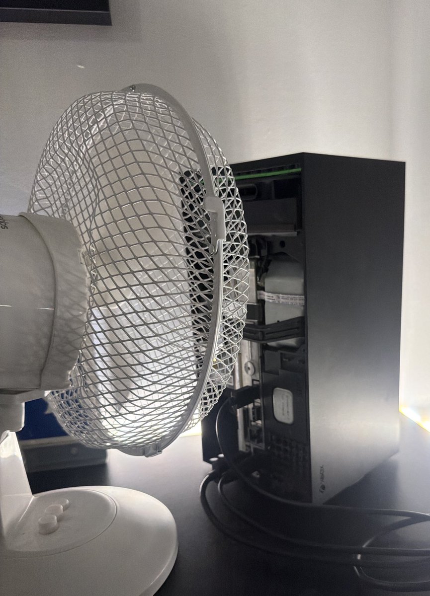 prxior_'s tweet photo. @xboxuk any new Xbox from you? Overheating issues 😩😂 https://t.co/5duhfsyemh