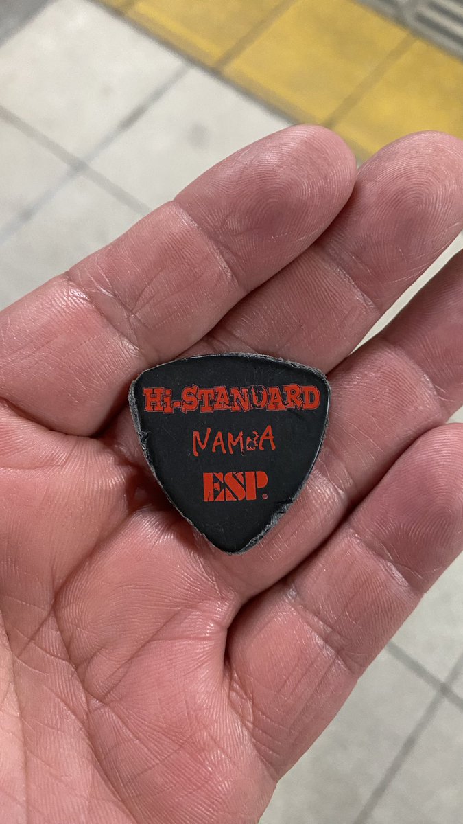 ANOTHERSTARTINGLINEで涙が溢れてステージが観れなくなってたら難波さんの歌が途切れ途切れになってステージを見ると難波さんも泣いてて…

曲終わりに君につられちゃったよって言われて、これは君にってライブ中に手渡しでピックをもらいました😭

Hi-STANDARDマジでカッコよかったです！！！