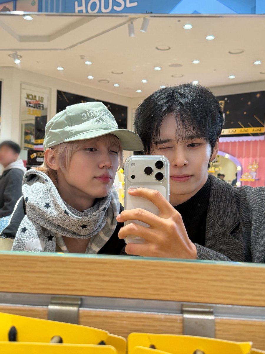 CRAVITY_twt's tweet photo. 영상 촬영을 도와준 안피디님 감사합니다🙃
#세림 #성민 https://t.co/CwjF802V6T