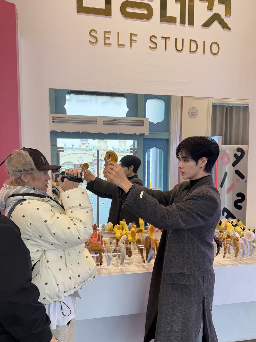 CRAVITY_twt's tweet photo. 영상 촬영을 도와준 안피디님 감사합니다🙃
#세림 #성민 https://t.co/CwjF802V6T