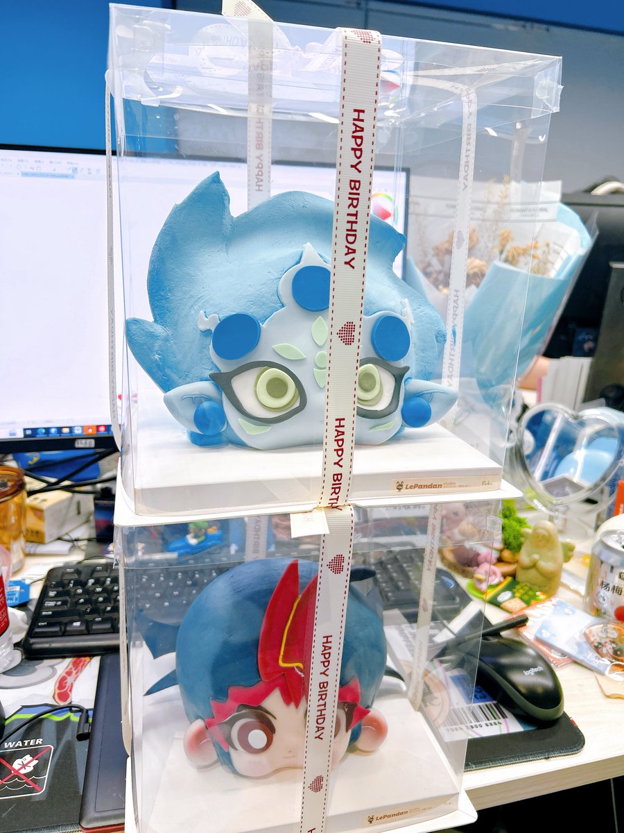 dokuhara_saki's tweet image. クラスの生徒さんから、ものすごい誕生日ケーキをもらってしまった…
えっ　これケーキなの…？？