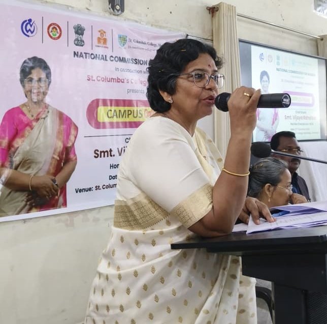 VijayaRahatkar's tweet image. 📍हजारीबाग, झारखंड 
सेंट कोलंबस कॉलेज में राष्ट्रीय महिला आयोग द्वारा आयोजित #Campus_Calling कार्यक्रम में छात्रों को POSH, लैंगिक समानता और साइबर सुरक्षा जैसे विषयों पर जागरूक किया।

कॉलेजों में जागरूकता इसलिए ज़रूरी है क्योंकि यहीं से समाज के सोचने का तरीका बदलता है। यदि युवा…