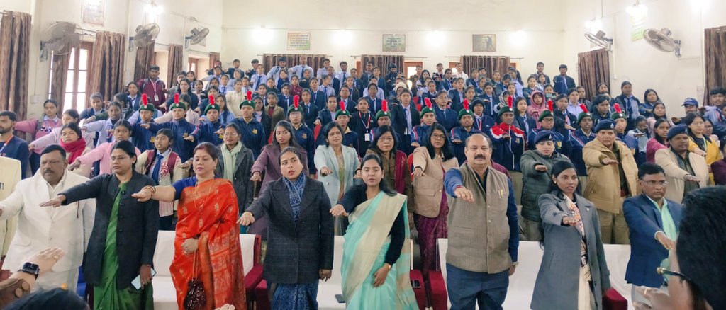 VijayaRahatkar's tweet image. 📍हजारीबाग, झारखंड 
सेंट कोलंबस कॉलेज में राष्ट्रीय महिला आयोग द्वारा आयोजित #Campus_Calling कार्यक्रम में छात्रों को POSH, लैंगिक समानता और साइबर सुरक्षा जैसे विषयों पर जागरूक किया।

कॉलेजों में जागरूकता इसलिए ज़रूरी है क्योंकि यहीं से समाज के सोचने का तरीका बदलता है। यदि युवा…