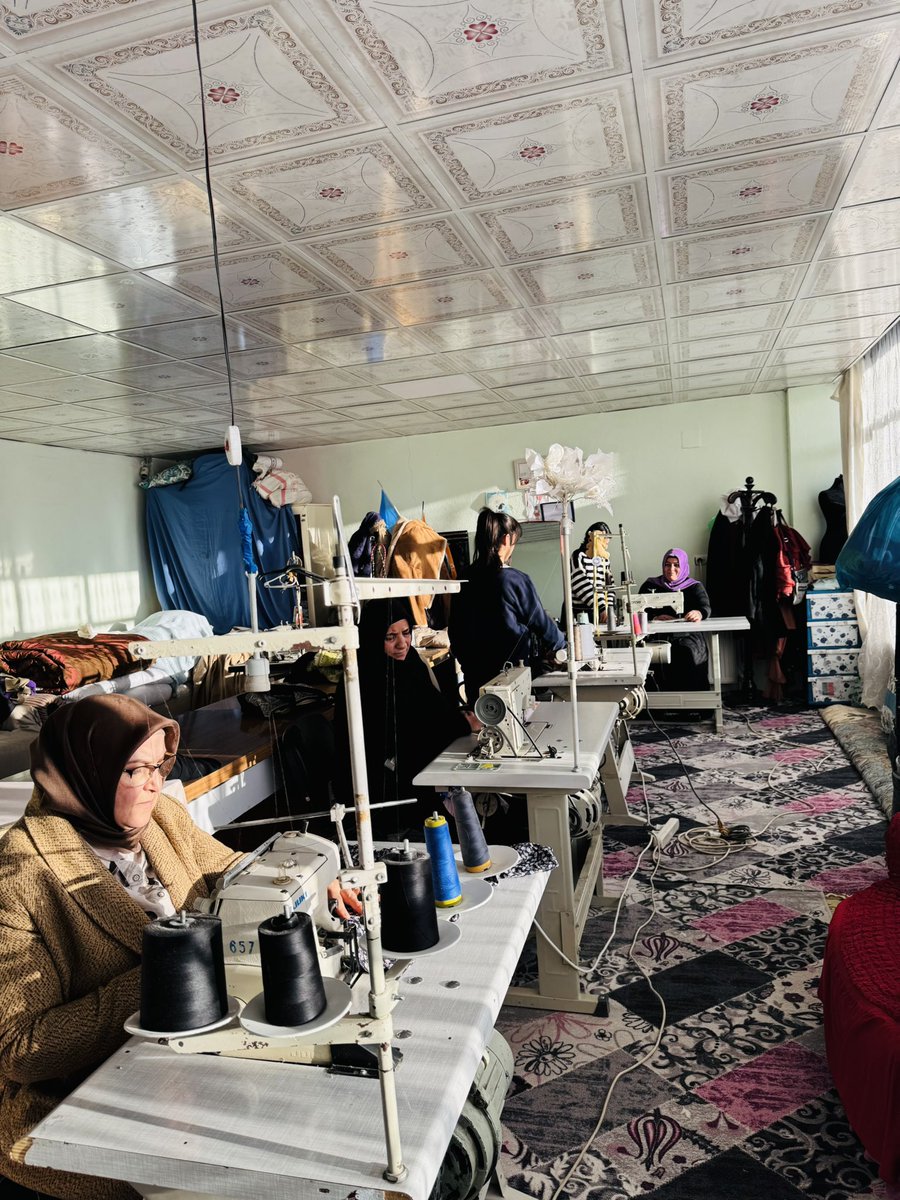CldrnAkkadinlar's tweet photo. İlçe Kadın Koları başkanımız Filiz Çınarbay  ve Yönetim kurulu üyeleri ile birlikte ilçemizde faaliyet gösteren genç girişimci  kızlarımızın tekstil atölyelerini ziyaret ettiler. Girişimci kardeşlerimizden  Figen Ve Zahideden bilgi aldılar @ArvasAbdulahat @zerrin_alpaslan @akkadinvann