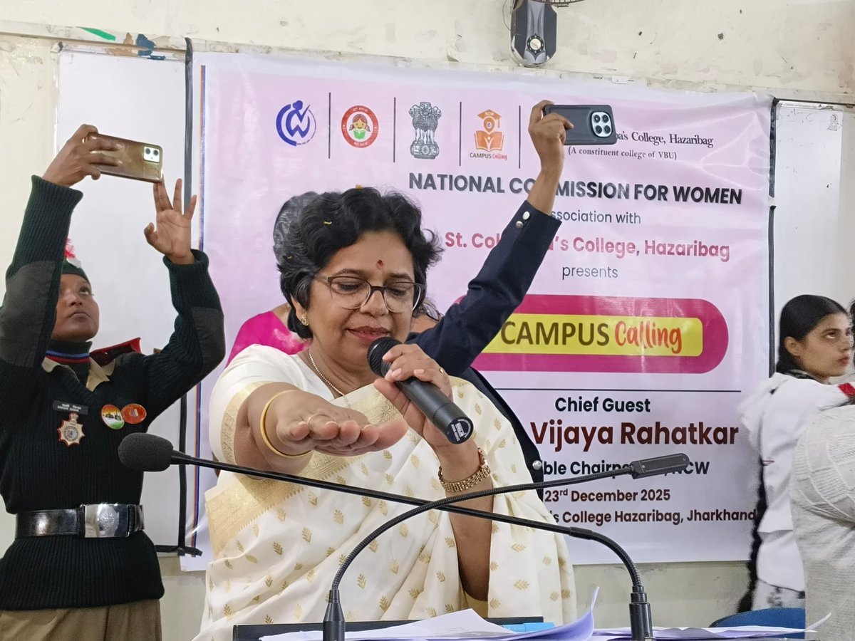 VijayaRahatkar's tweet image. 📍हजारीबाग, झारखंड 
सेंट कोलंबस कॉलेज में राष्ट्रीय महिला आयोग द्वारा आयोजित #Campus_Calling कार्यक्रम में छात्रों को POSH, लैंगिक समानता और साइबर सुरक्षा जैसे विषयों पर जागरूक किया।

कॉलेजों में जागरूकता इसलिए ज़रूरी है क्योंकि यहीं से समाज के सोचने का तरीका बदलता है। यदि युवा…