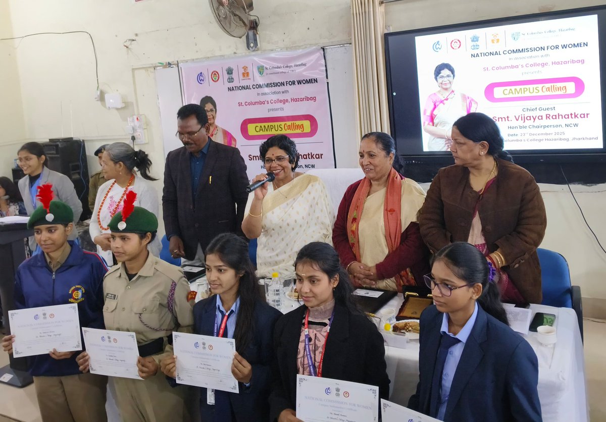 VijayaRahatkar's tweet image. 📍हजारीबाग, झारखंड 
सेंट कोलंबस कॉलेज में राष्ट्रीय महिला आयोग द्वारा आयोजित #Campus_Calling कार्यक्रम में छात्रों को POSH, लैंगिक समानता और साइबर सुरक्षा जैसे विषयों पर जागरूक किया।

कॉलेजों में जागरूकता इसलिए ज़रूरी है क्योंकि यहीं से समाज के सोचने का तरीका बदलता है। यदि युवा…
