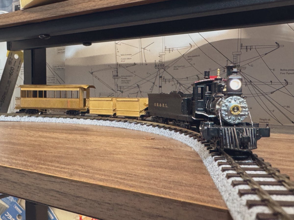 morley_craft's tweet photo. サンデーリバー2号機、色を足したのと、流石に前照灯が青白すぎたのでフィルム入れて暖色に近づけました…。3枚目の写真と比べるとだいぶ良くなったのではないかと…
アルモデル製の鉱石運搬車と客車も製作中です。客車は実車を真似て屋根の縁を曲げてみました。 https://t.co/77VMnOMi7j