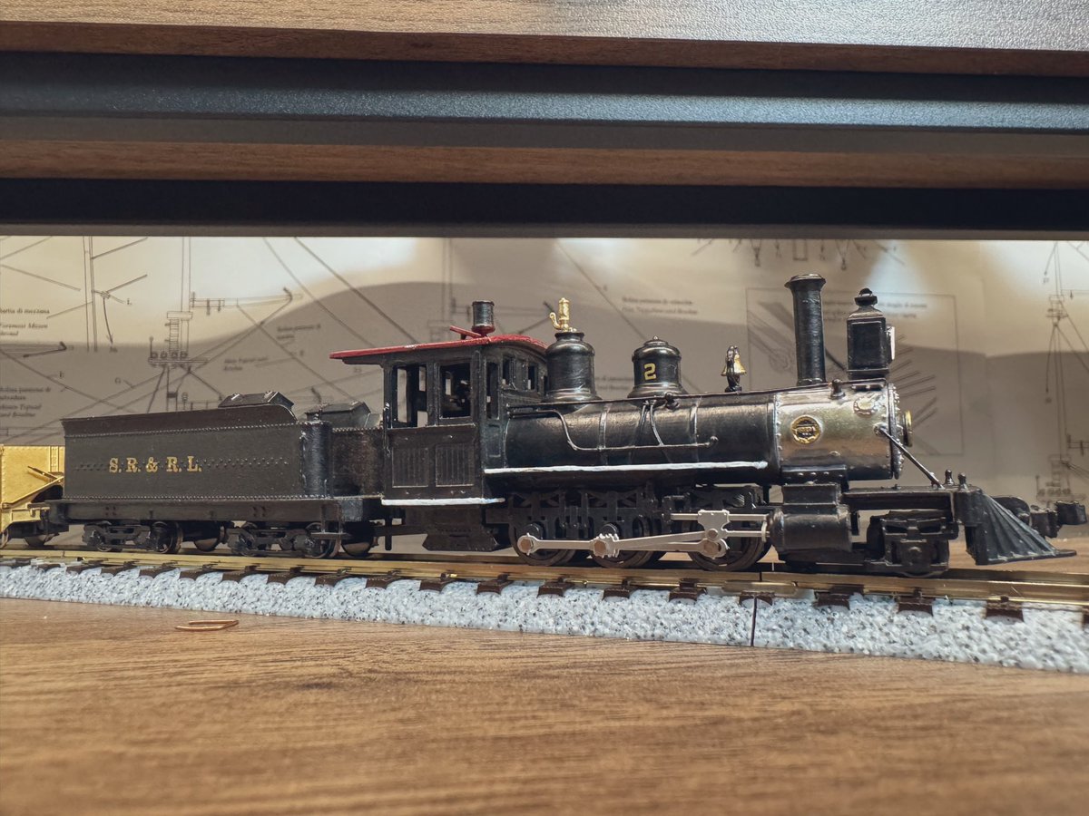 morley_craft's tweet photo. サンデーリバー2号機、色を足したのと、流石に前照灯が青白すぎたのでフィルム入れて暖色に近づけました…。3枚目の写真と比べるとだいぶ良くなったのではないかと…
アルモデル製の鉱石運搬車と客車も製作中です。客車は実車を真似て屋根の縁を曲げてみました。 https://t.co/77VMnOMi7j