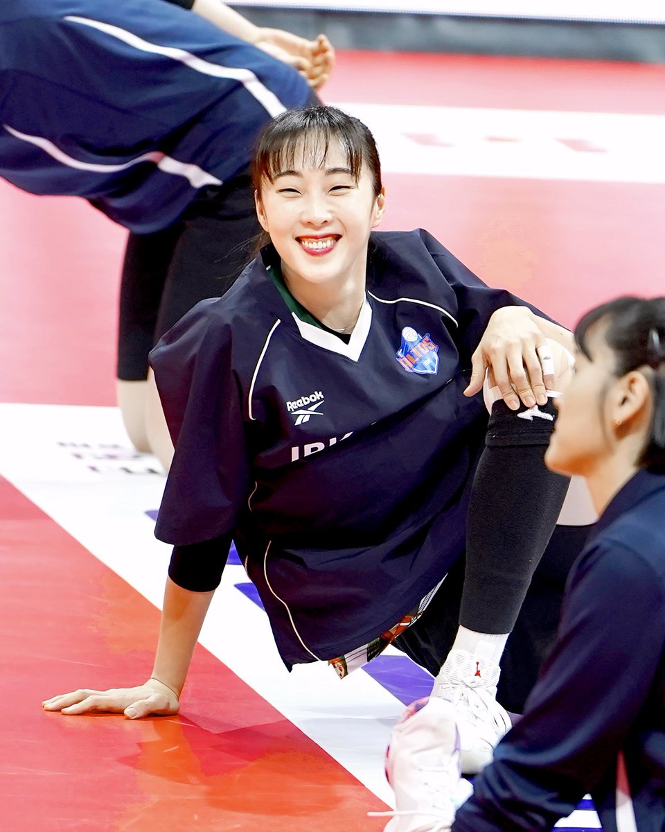 눈웃음 뭐야 진짜😍
#황민경