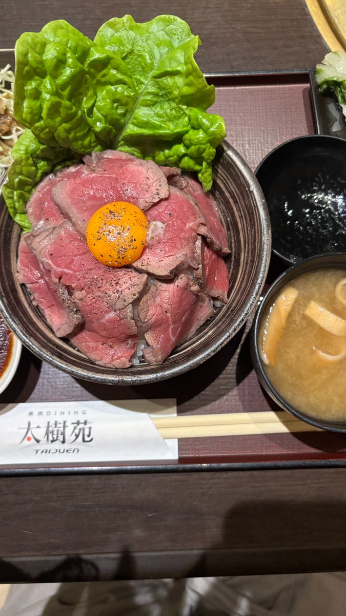 新宿ランチはこのローストビーフ丼が好きすぎて、内定者や就活生の子に布教している😋
なんと1000円（この前まで990円だった👀）