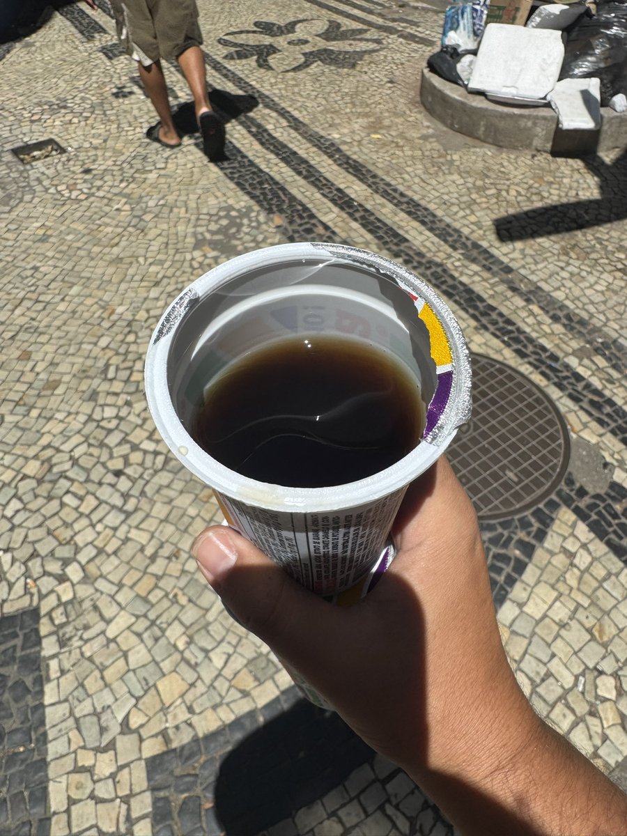 bagrinhodolago's tweet image. Fui pedir um guaraná aqui no Rio e me entregaram essa água de chuca com açúcar aqui. Nãmmm, depois é nós em slz que tem idh baixo.