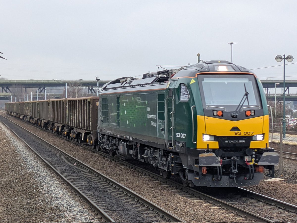 SteelCityDog_'s tweet image. And here's another last of, for at least this year it seems...

@RailOpsGroup #Class93 93007 is on today's scrap wagon move to Attercliffe Sidings. Probably the last time I'll do a bit of pre-work spotting!