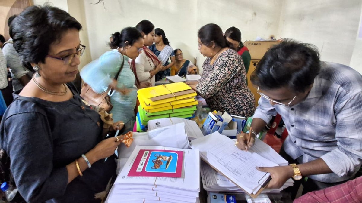 Kunal_Mechrules's tweet image. 🚨 MASSIVE CLEAN-UP: 42 Lakh Bogus Voters AXED in MP, 27 Lakh OMITTED in Chhattisgarh! 🇮🇳🔥💪

• ECI's SIR draft roll removes dead, shifted &amp;amp; duplicate names
• Over 42 lakh deleted in Madhya Pradesh alone
• 27 lakh gone in Chhattisgarh for pure voter list

#VoterListCleanUp