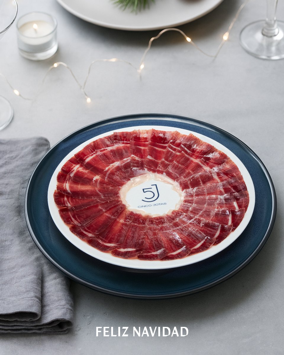 Hoy no es cualquier día. Hoy se celebra lo que importa de verdad. Estar todos juntos, pasar tiempo con quienes queremos y compartir lo mejor que tenemos.​

Os deseamos una feliz Nochebuena y que sigáis celebrándolo juntos y con Cinco Jotas por muchos años más.