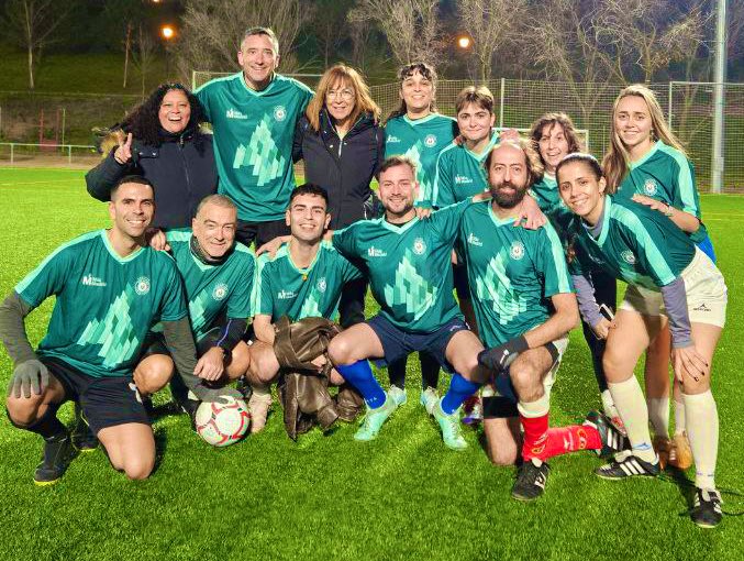 ⚽️🏃🏽‍♂️El deporte también hace barrio y comunidad.

Hoy nuestro equipo juega en el torneo solidario de fútbol que organizan el club Águilas de Lucero y el Betis San Isidro. 

Para que la ilusión llegue a todas las niñas y niños de Lucero. 💫✨

¡Gracias por la iniciativa!
