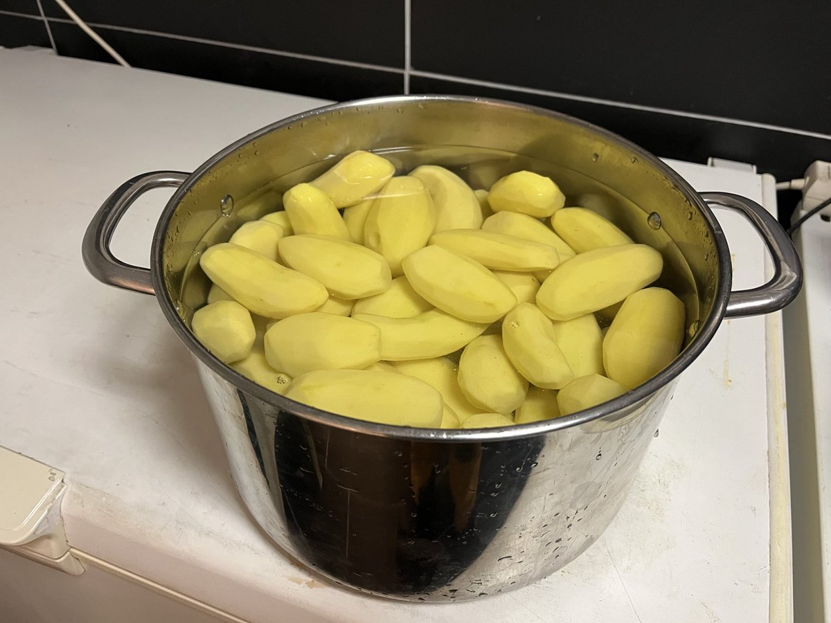 SveinRune's tweet image. Pinnekjøtt 3 dager i strekk, da smaker det med pasta 🍝 😂👍😵‍💫 Glad det ikke blir pinnekjøtt i morgen Julaften. Tragisk å si det høyt som ekte kjuagutt 🥹😜 Men, poteter har eg skrelt 😂😂👍Nesten 10kg. 
Så nå for Kalkunen bare komme seg i hus og grisen fleske til 🎄👍