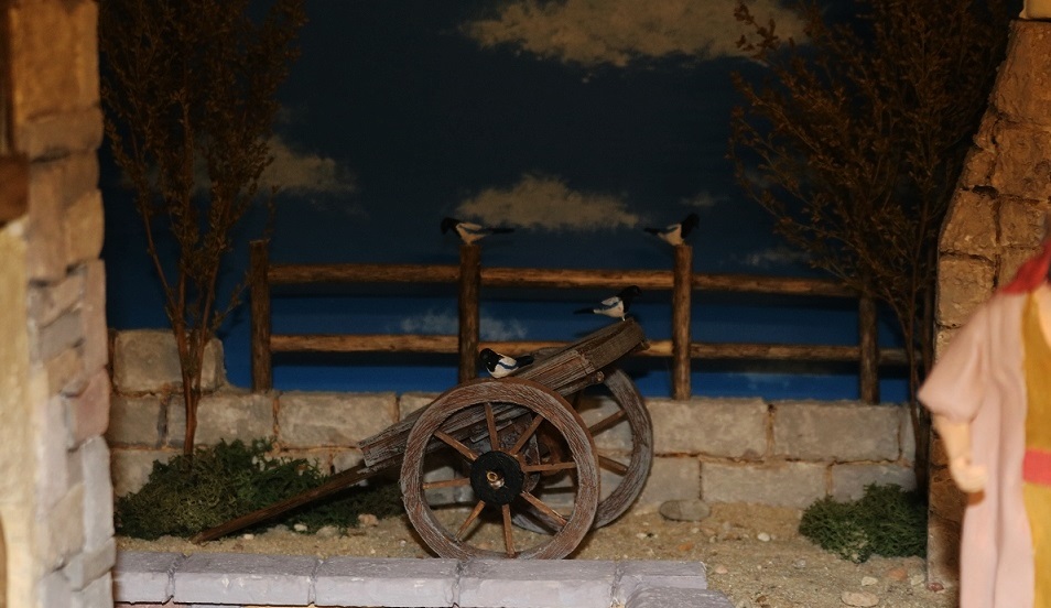 Superadas las incidencias, he aquí la 'obra' una vez terminada. Espero que os guste mi #diorama #belenista 2025. Tanto el 'escenario' como todas las figuras que se ven son completamente nuevas (las he modelado durante este último mes). #CaminandoHaciaElBelen <a href="/CaminandoaBelen/">Caminando hacia el Belén</a>