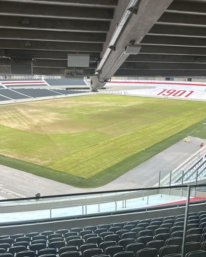 LeaVaquila's tweet photo. 🏟️ RESEMBRADO DEL CAMPO DE JUEGO

Este lunes 22/12 comenzó el resembrado del césped del Monumental. Los trabajos finalizarán antes de fin de mes, para llegar en óptimas condiciones a la segunda fecha del torneo, cuando River reciba a Gimnasia en la última semana de enero. https://t.co/xrkK96cji1