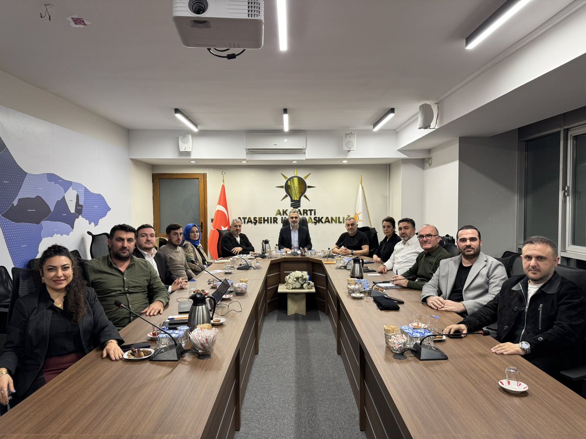 İlçe Yürütme ve Yönetim Kurulu toplantımızı İl Yönetim Kurulu Üyemiz <a href="/UgurUyhan/">Uğur Uyhan</a> ın katılımlarıyla gerçekleştirdik.

Genel ve Yerel konularımızı istişare ettik.

Samimiyetle gayret gösteren yol arkadaşlarımıza çok teşekkür ediyoruz.

<a href="/atasehirakparti/">AK Parti Ataşehir</a> 
<a href="/halimaksu/">Abdulhalim Aksu</a> 
<a href="/abdullahozdemir/">Abdullah Özdemir</a>