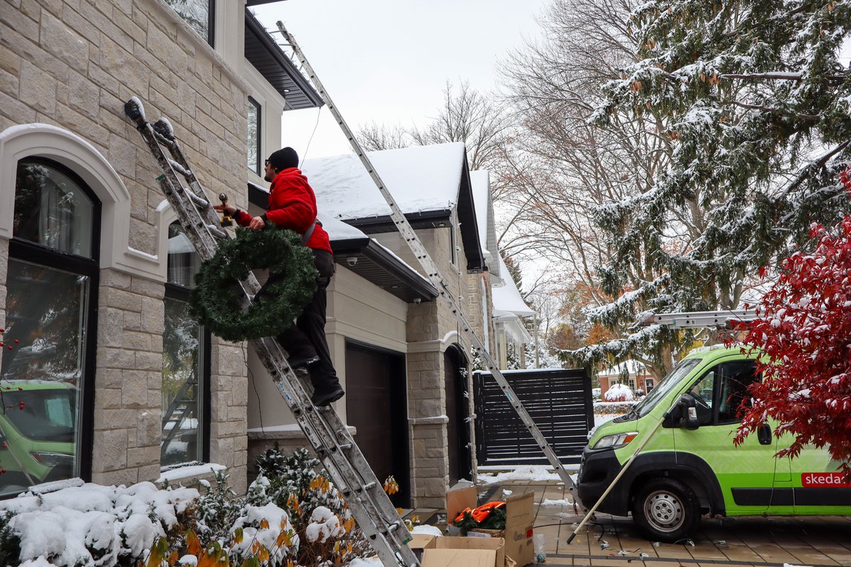 XMASbySkedaddle's tweet photo. The holidays should be joyful—not stressful ✨ With Christmas Lights by Skedaddle, our all-in-one service covers design, installation, maintenance, takedown, and storage. No ladders, no tangled lights, no hassle—just a beautifully lit home all season long! 🎄 https://t.co/M5qc94wQ9j