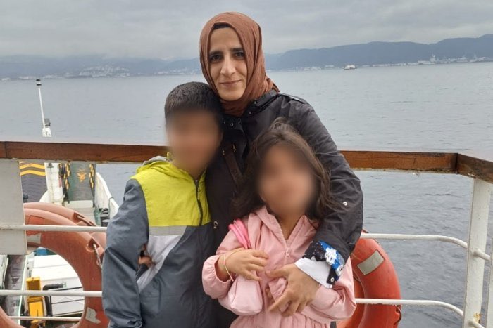 Hukuka aykırı şekilde, yasada suç sayılmayan fiiller gerekçe gösterilerek 6 ve 8 yaşındaki çocukları dışarıda, 7 aylık hamile anne Nazife KARAKOÇ hapiste.
Doktor raporuyla belgelenmiş riskli hamilelik durumuna rağmen cezaevine gönderildi.
<a href="/memduhtv/">memduh bayraktaroğlu</a> 
HamileNazife KarakoçaTahliye