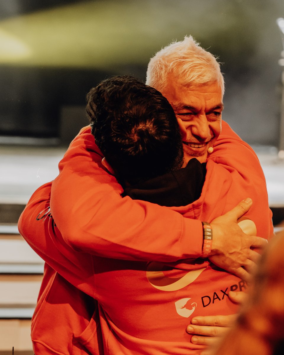 Soyantoniob's tweet photo. Un abrazo a veces dice más que mil palabras.
Gracias por estar, por seguir y por empujar incluso en los días duros.
Las personas que se quedan cerca son el verdadero regalo.
Que esta Navidad os encuentre con calma y con verdad.
SE-GUI-MOS. 🤍🔥 https://t.co/HjKF4aWnYT