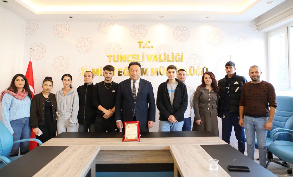 Tunceli_MEM's tweet photo. "Başka ülkelerde de çalışmanın ve mesleki deneyim kazanmanın mümkün olduğunu gördüm.” 

"Farklı servis şekilleri öğrendim." 

"İngilizceme güveniyordum ama İspanyolca öğrenmek zorunda kaldım." 

"Meslek lisesinde okuduğum ve bir mesleğim olduğu için çok mutluyum." 

"Kendi ülkemdeki bazı şeylerin değerini daha iyi anladım." 

"Çok güzel bir deneyimdi. Yine gitmek isterim."

🇹🇷🇪🇸 İl Müdürümüz Sayın Bahameddin Karaköse başkanlığında, Müdürlüğümüz tarafından yürütülen Mesleki Eğitim Alanı Erasmus+ Akreditasyonu kapsamında, İspanya’nın Barselona şehrinde Yiyecek-İçecek, Konaklama ve Kat Hizmetleri ile Çocuk Gelişimi ve Bakımı alanlarında ErasmusPro (uzun dönem) staj faaliyetlerine katılan öğrencilerimiz ile staj değerlendirme toplantısı yapıldı.

Toplantıda, İl Müdürümüz Sayın Bahameddin Karaköse'nin öğrencilerimize yurt dışı stajın mesleki ve kişisel gelişimlerine olan katkılarını sorması üzerine öğrencilerimiz, farklı bir ülkede çalışma disiplini kazanmanın, kültürel etkileşimlerin ve mesleki uygulamaların kendilerine sağladığı deneyimleri paylaştılar. ErasmusPro staj sürecinin gelecek hedeflerine olan olumlu etkilerini dile getirdiler.

@tcmeb @Yusuf__Tekin @sefikaygol @tcmeb_mtegm @BahameddinK @ulusalajans