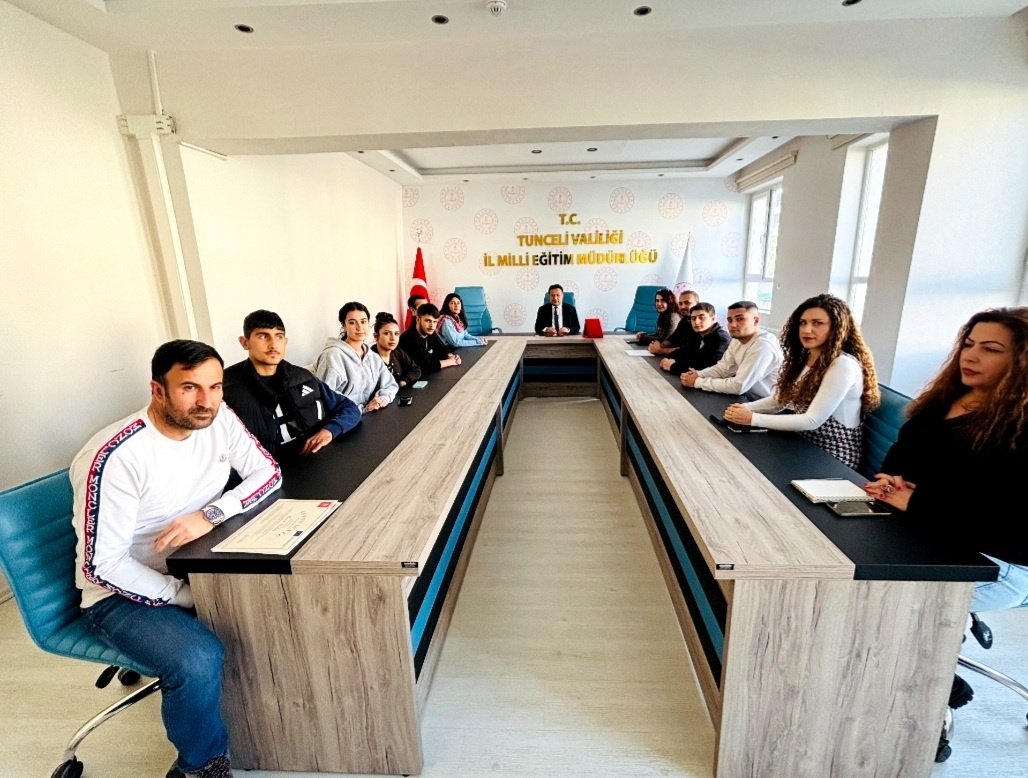 "Başka ülkelerde de çalışmanın ve mesleki deneyim kazanmanın mümkün olduğunu gördüm.” 

"Farklı servis şekilleri öğrendim." 

"İngilizceme güveniyordum ama İspanyolca öğrenmek zorunda kaldım." 

"Meslek lisesinde okuduğum ve bir mesleğim olduğu için çok mutluyum." 

"Kendi