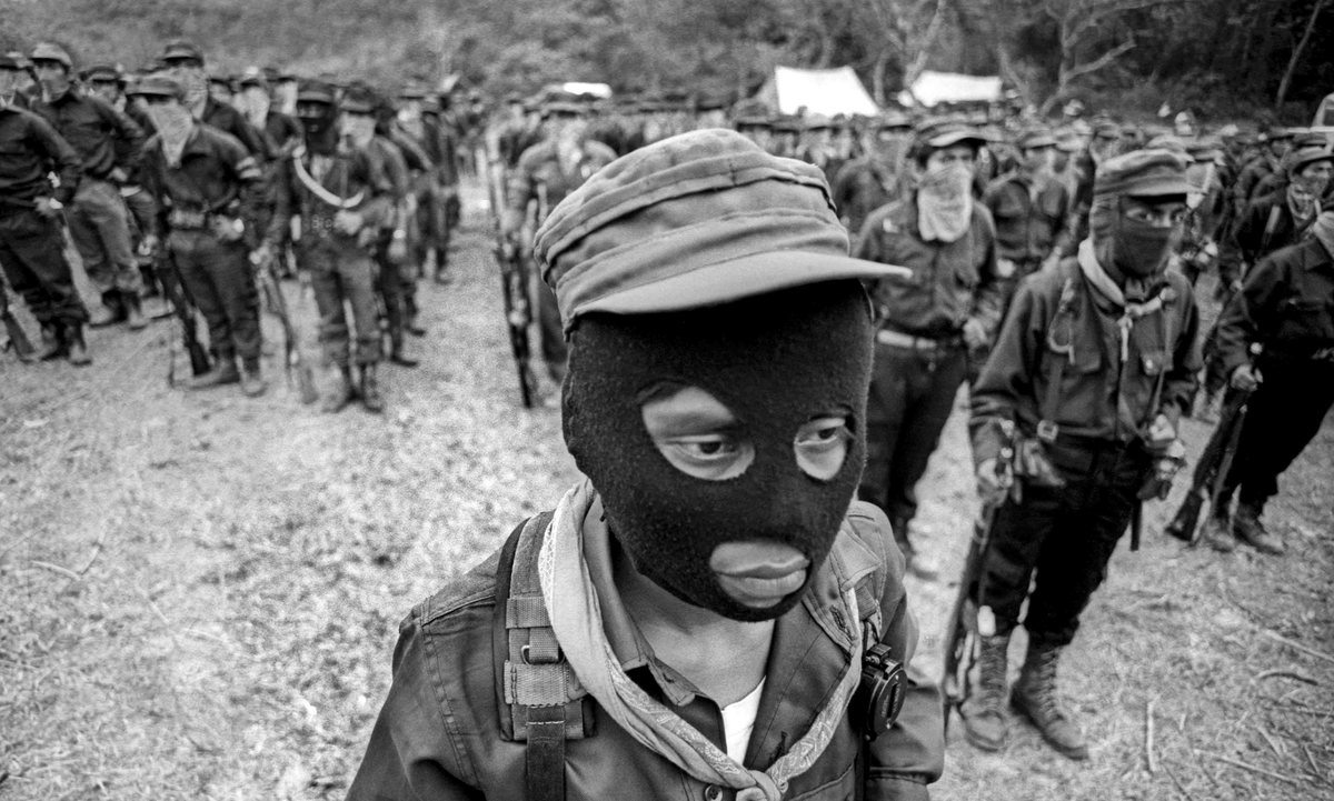 MemoricaMexico's tweet photo. En la madrugada del 1° de enero de 1994, el Ejército Zapatista de Liberación Nacional  lanzó una declaración de guerra contra el Estado mexicano y tomó por las armas cinco cabeceras municipales del estado de Chiapas. https://t.co/9eoanFnTOs